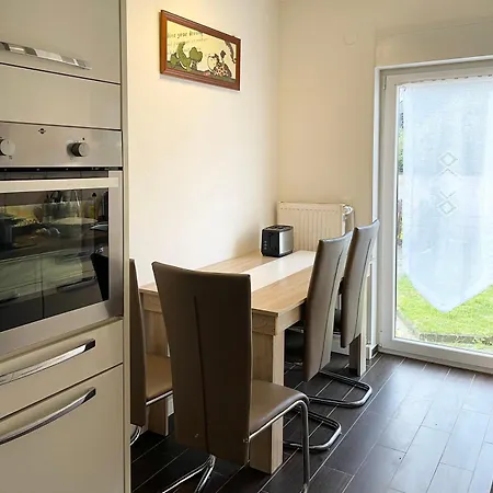 Apartmán Near Duesseldorf Messe And Airport, Two Bedrooms, Parking, Kitchen And Garden Duisburg