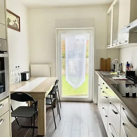 Near Duesseldorf Messe And Airport, Two Bedrooms, Parking, Kitchen And Garden 公寓 *