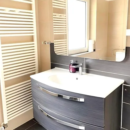 Near Duesseldorf Messe And Airport, Two Bedrooms, Parking, Kitchen And Garden Lejlighed Duisburg