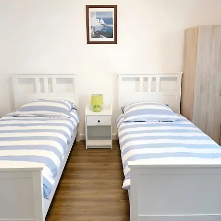 Near Duesseldorf Messe And Airport, Two Bedrooms, Parking, Kitchen And Garden Lejlighed *