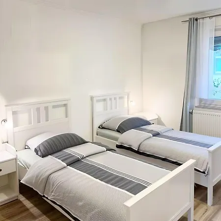 Near Duesseldorf Messe And Airport, Two Bedrooms, Parking, Kitchen And Garden Lejlighed *
