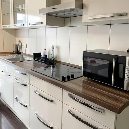 Near Duesseldorf Messe And Airport, Two Bedrooms, Parking, Kitchen And Garden Lejlighed *
