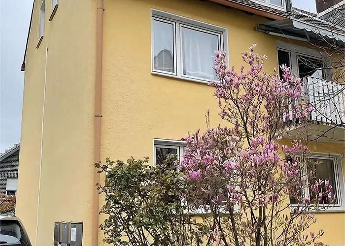 Near Duesseldorf Messe And Airport, Two Bedrooms, Parking, Kitchen And Garden Lejlighed